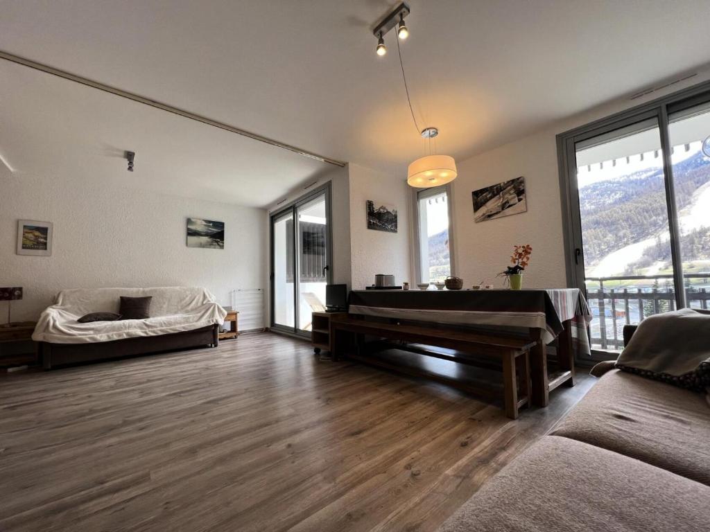 un salon avec un piano et un canapé dans l'établissement Résidence Concorde V - Grand studio · lumineux · rénové MAE-4034, à La Salle Les Alpes