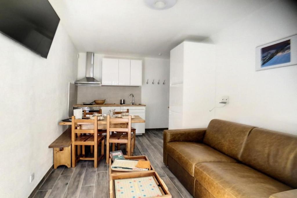 un salon avec un canapé et une table dans l'établissement Résidence Jettay - Appartement entièrement rénové · Proche des pistes MAE-9744, aux Menuires