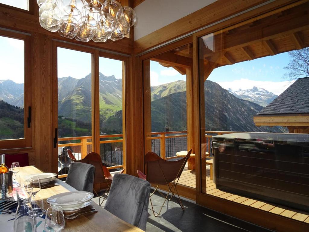 une salle à manger avec vue sur les montagnes dans l'établissement Résidence Caseblanche - Chalet Ibis Viperae MAE-9834, à Saint-Martin-de-Belleville
