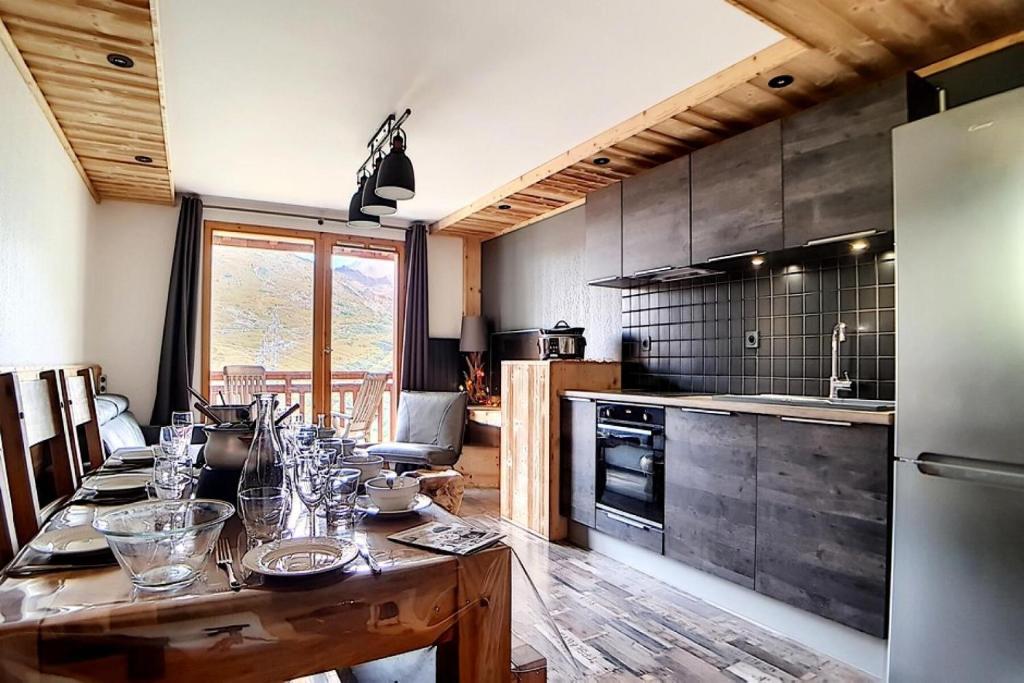 een keuken met een houten tafel in een kamer bij Résidence Valmonts A - Appartement duplex rénové · Départ ski aux pieds · Balcon MAE-9904 in Les Bruyères