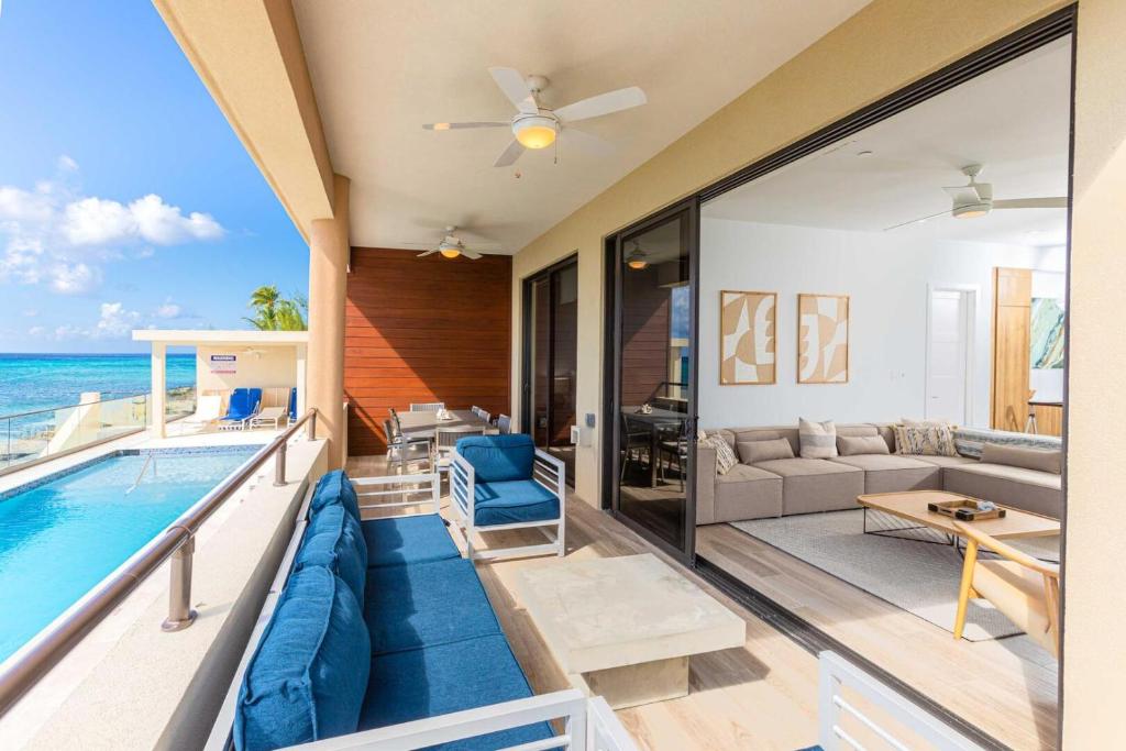Χώρος καθιστικού στο SeaDreams 1 - Luxury Condo with Shared Pool, Hot Tub, Rooftop Lounge