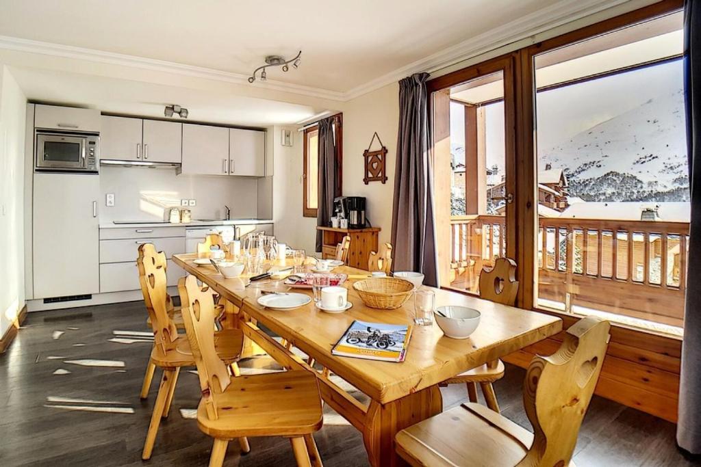 Η κουζίνα ή μικρή κουζίνα στο Résidence Les Cristaux - Appartement accueillant & rénové · Proche des pistes · Balcon · Sauna · Hammam · WIFI MAE-0254