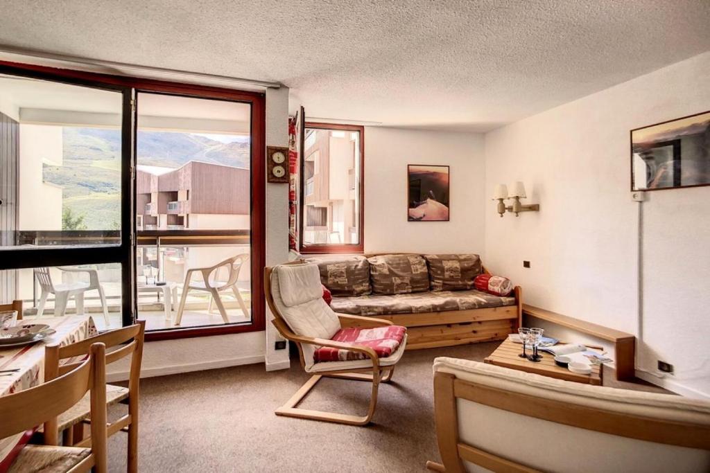 ein Wohnzimmer mit Sofa und Tisch in der Unterkunft Résidence Soldanelles A - Appartement spacieux · Proche des pistes · Parking inclus MAE-0374 in Les Menuires