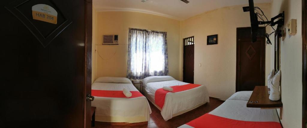 Postel nebo postele na pokoji v ubytování Xpress Inn