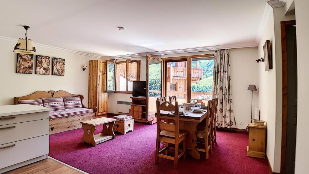 Zimmer mit einem Schreibtisch und einer Küche mit einem Tisch in der Unterkunft Résidence Les Cristaux - Appartement spacieux & rénové · Proche des pistes · Balcon · Sauna · Hammam · WIFI MAE-0524 in Levassaix