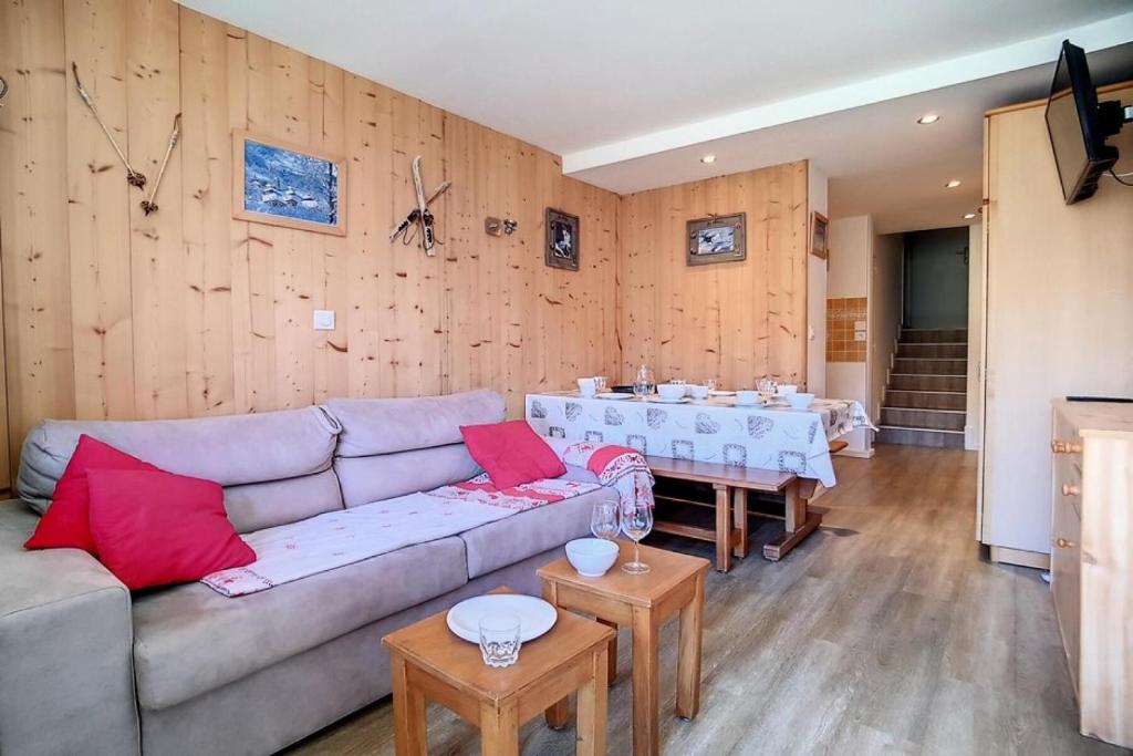 un salon avec un canapé et une table dans l'établissement Résidence Les Lauzes - Appartement duplex lumineux · Au pied des pistes · Balcon MAE-0974, aux Menuires