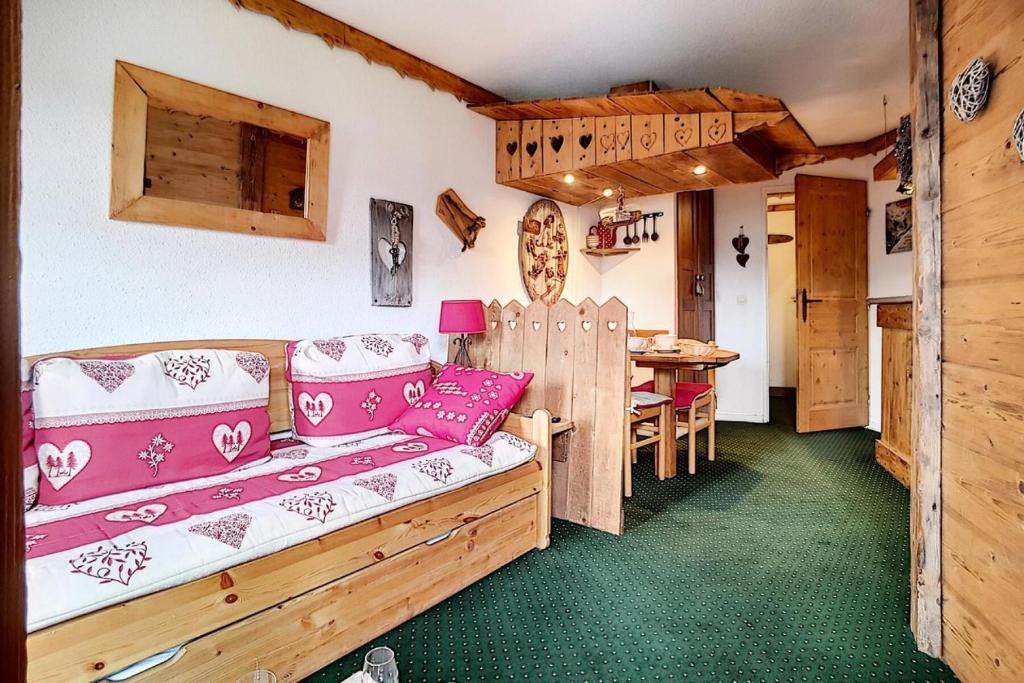 un salon avec un canapé et une table dans l'établissement Résidence Necou - Appartement agréable et lumineux · Proche des pistes · Balcon MAE-1154, aux Menuires