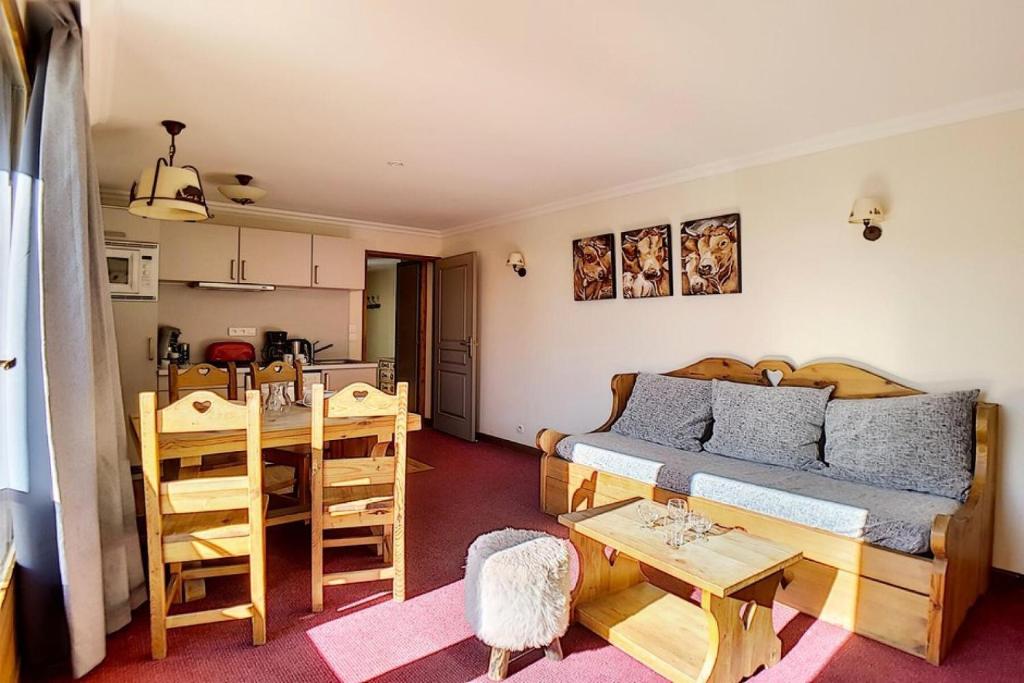 ein Wohnzimmer mit Sofa und Tisch in der Unterkunft Résidence Les Cristaux - Appartement de standing rénové · Proche des pistes · Balcon · Sauna · Hammam · WIFI MAE-1164 in Levassaix