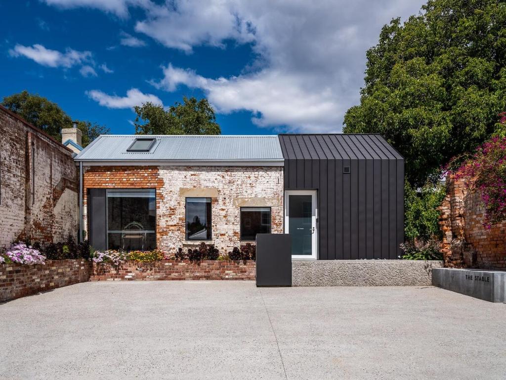 Το κτήριο όπου στεγάζεται  η παραθεριστική κατοικία