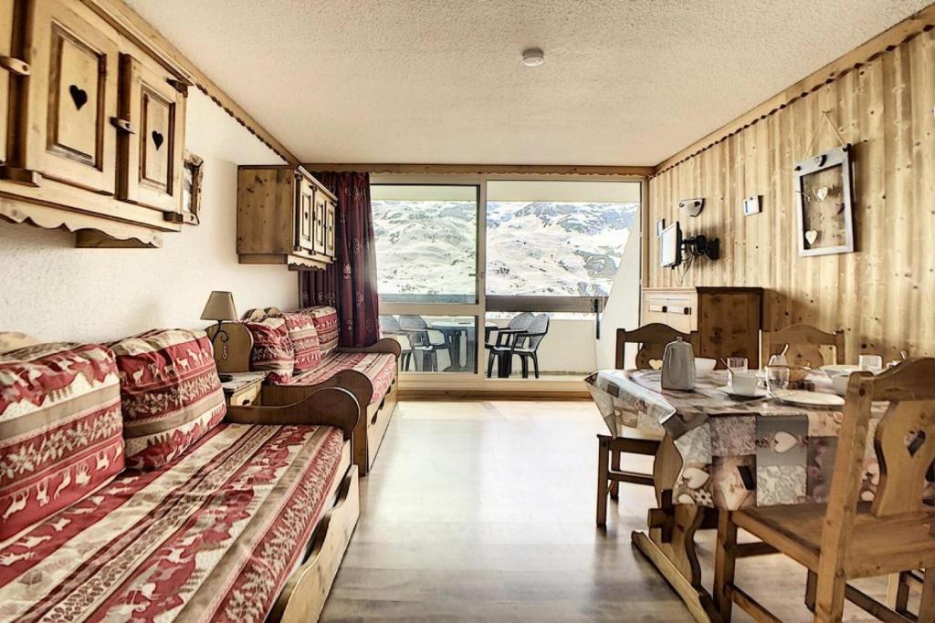 un salon avec un canapé et une table dans l'établissement Résidence Evons - Studio lumineux · Départ et retour ski aux pieds · Balcon MAE-1394, aux Menuires