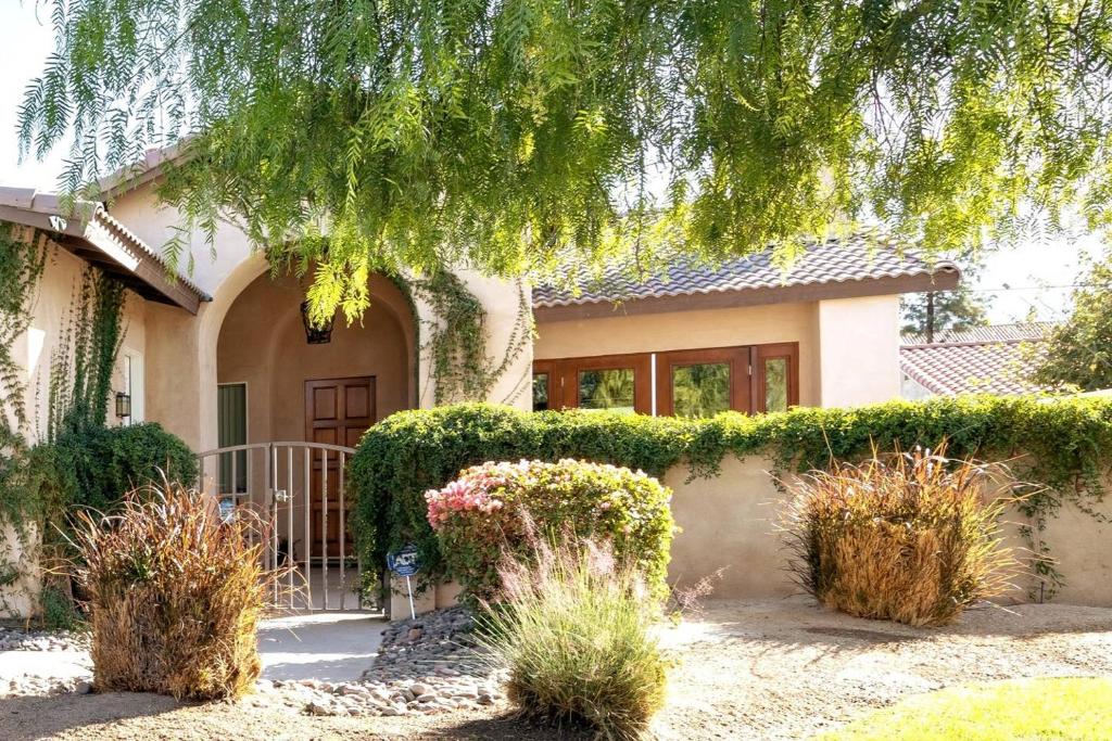 Zahrada ubytování Private Casita in the Heart of Palm Desert