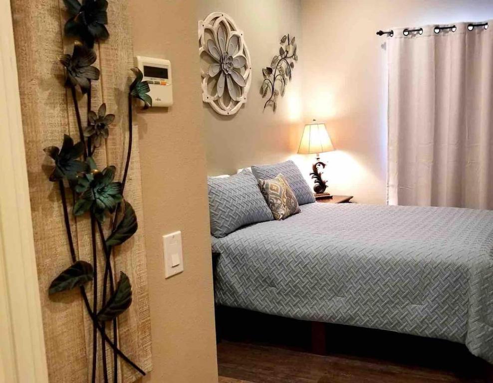 Postel nebo postele na pokoji v ubytování Private Casita in the Heart of Palm Desert