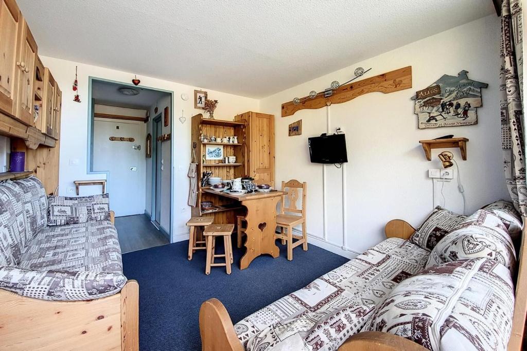 un salon avec un canapé et une table dans l'établissement Résidence Chaviere - Studio agréable · Au pied des pistes. Balcon Nord MAE-1944, aux Menuires