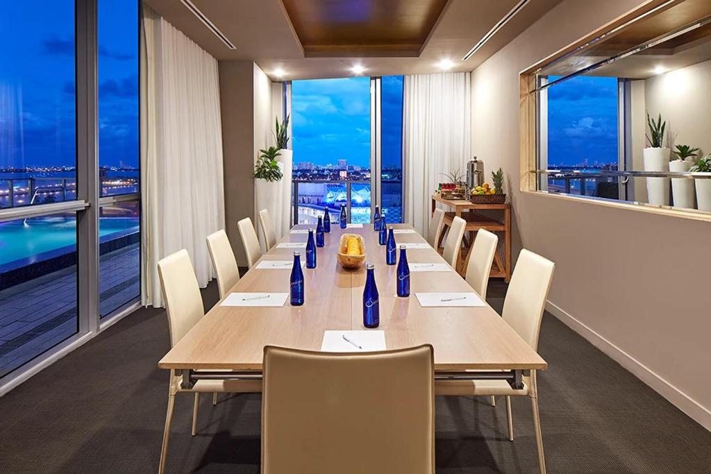 ein Konferenzraum mit einem langen Tisch und Stühlen in der Unterkunft The Grayson Hotel Miami Downtown in Miami