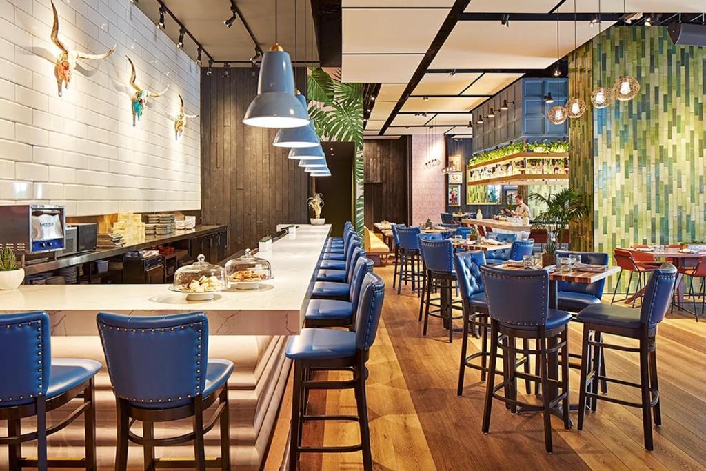 Ein Restaurant oder anderes Speiselokal in der Unterkunft The Grayson Hotel Miami Downtown 