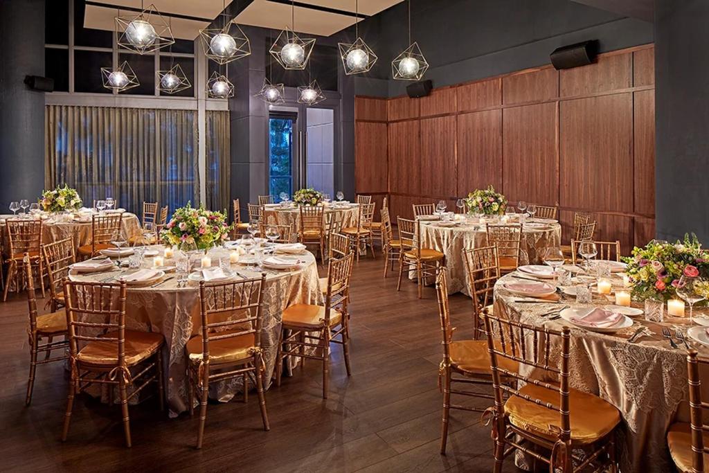 Ein Restaurant oder anderes Speiselokal in der Unterkunft The Grayson Hotel Miami Downtown 