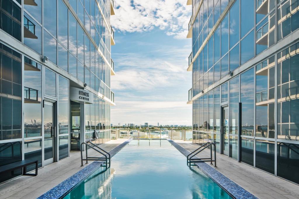 Der Swimmingpool an oder in der Nähe von The Grayson Hotel Miami Downtown