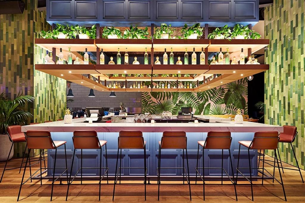 Ein Restaurant oder anderes Speiselokal in der Unterkunft The Grayson Hotel Miami Downtown 