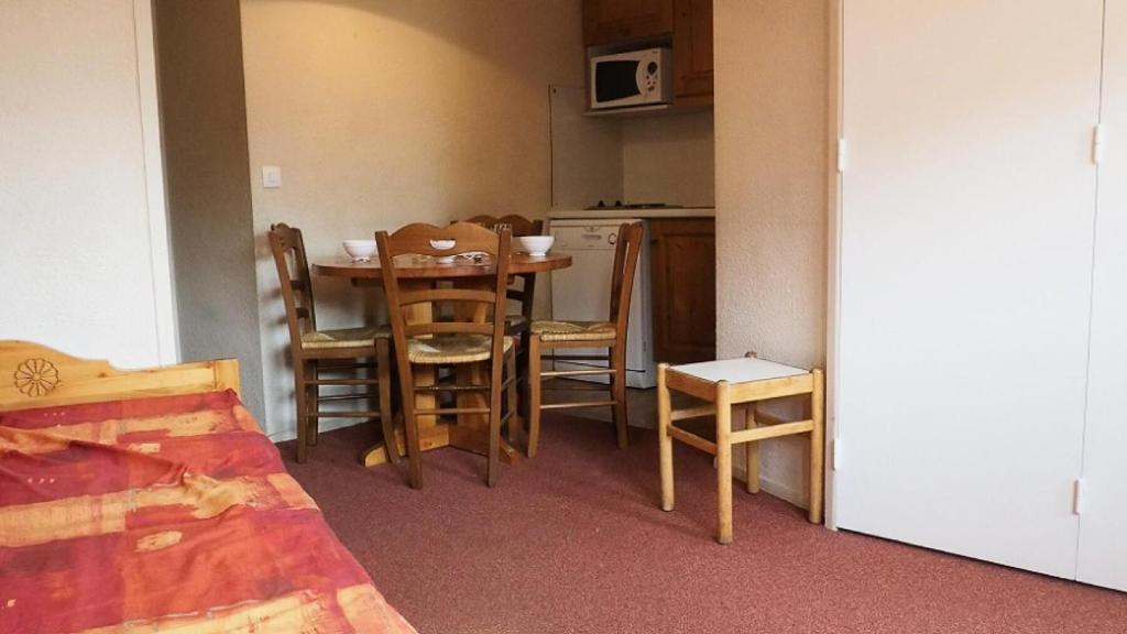 une cuisine et une salle à manger avec une table et des chaises dans l'établissement Résidence Median - Appartement confortable · Proche des pistes · Balcon MAE-2334, aux Menuires