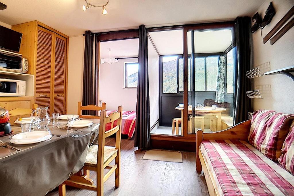 un salon avec une table et une salle à manger dans l'établissement Résidence Ski Soleil - Appartement fonctionnel · Départ ski aux pieds · Balcon loggia ouest MAE-2344, aux Menuires