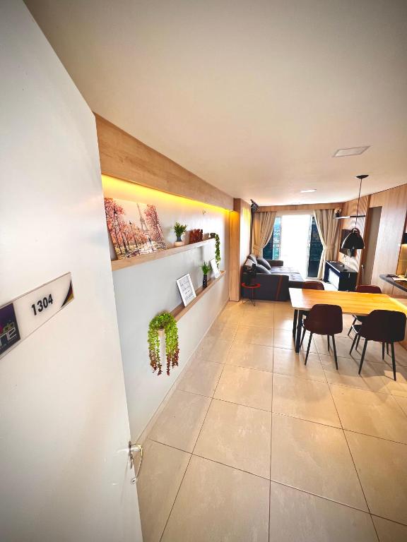 a living room and dining room with a table and chairs at Studio 1304 Estilo e bem-estar no Cariri in Juazeiro do Norte