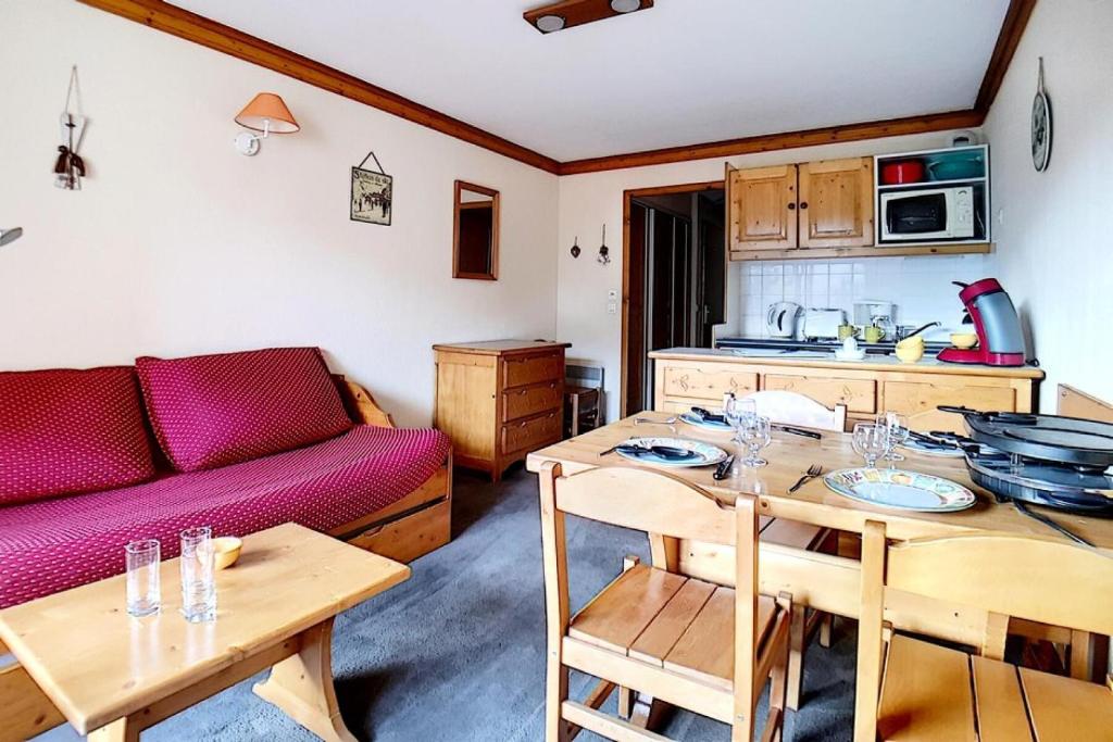 un salon avec un canapé et une table dans l'établissement Résidence Valmonts A - Appartement classique · Départ ski aux pieds · Balcon MAE-2364, aux Bruyères