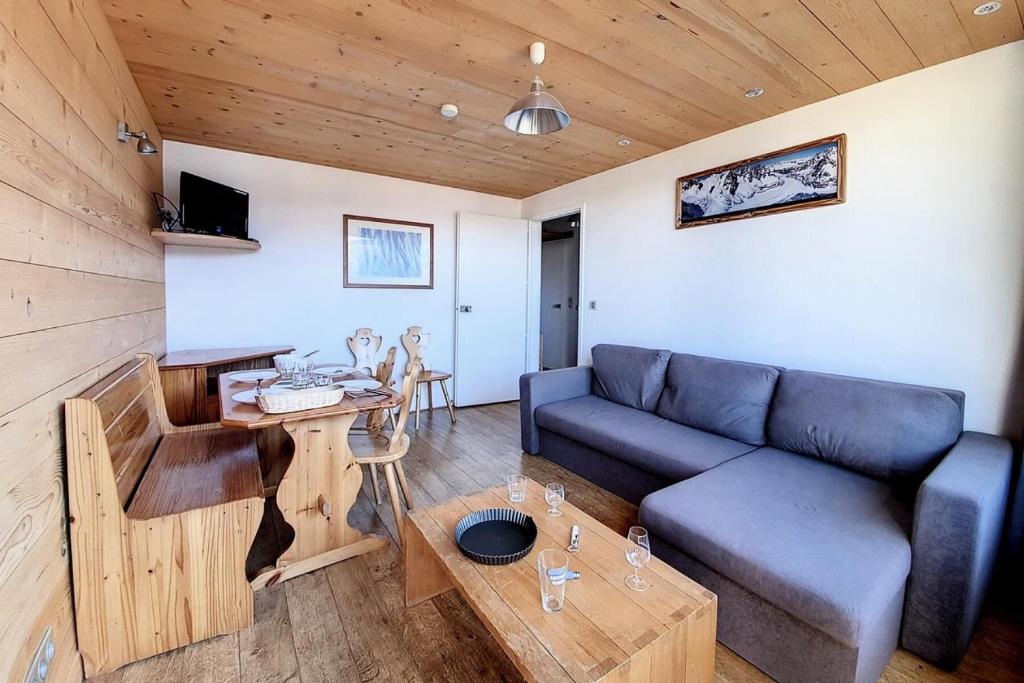 un salon avec un canapé et une table dans l'établissement Résidence Lac Du Lou - Appartement confortable · Au pied des pistes · Balcon MAE-2484, aux Menuires