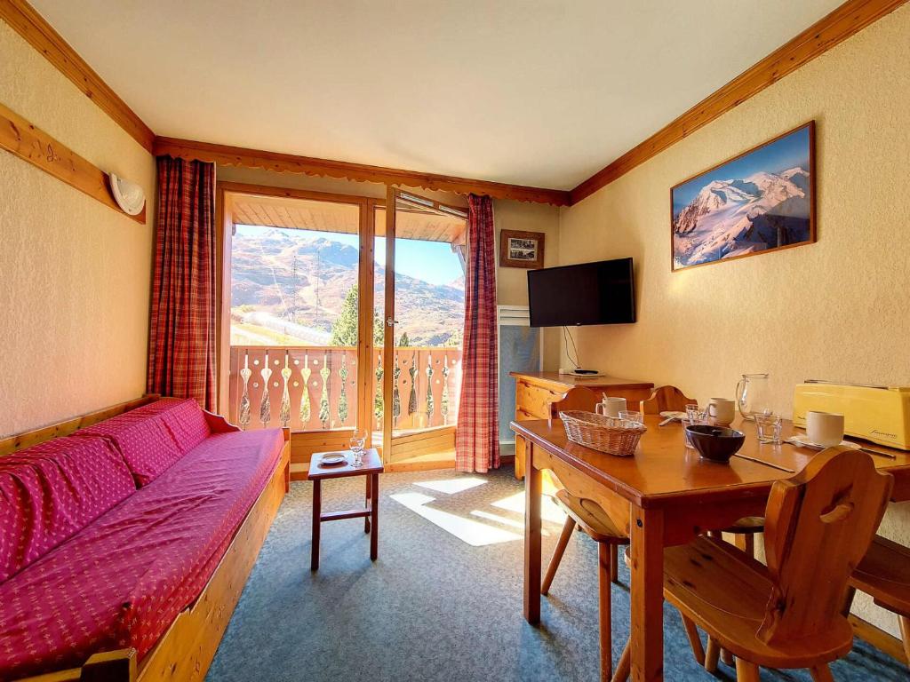 un salon avec un canapé, une table et une fenêtre dans l'établissement Résidence Valmonts A - Appartement standard · Départ ski aux pieds · Balcon MAE-2624, aux Bruyères
