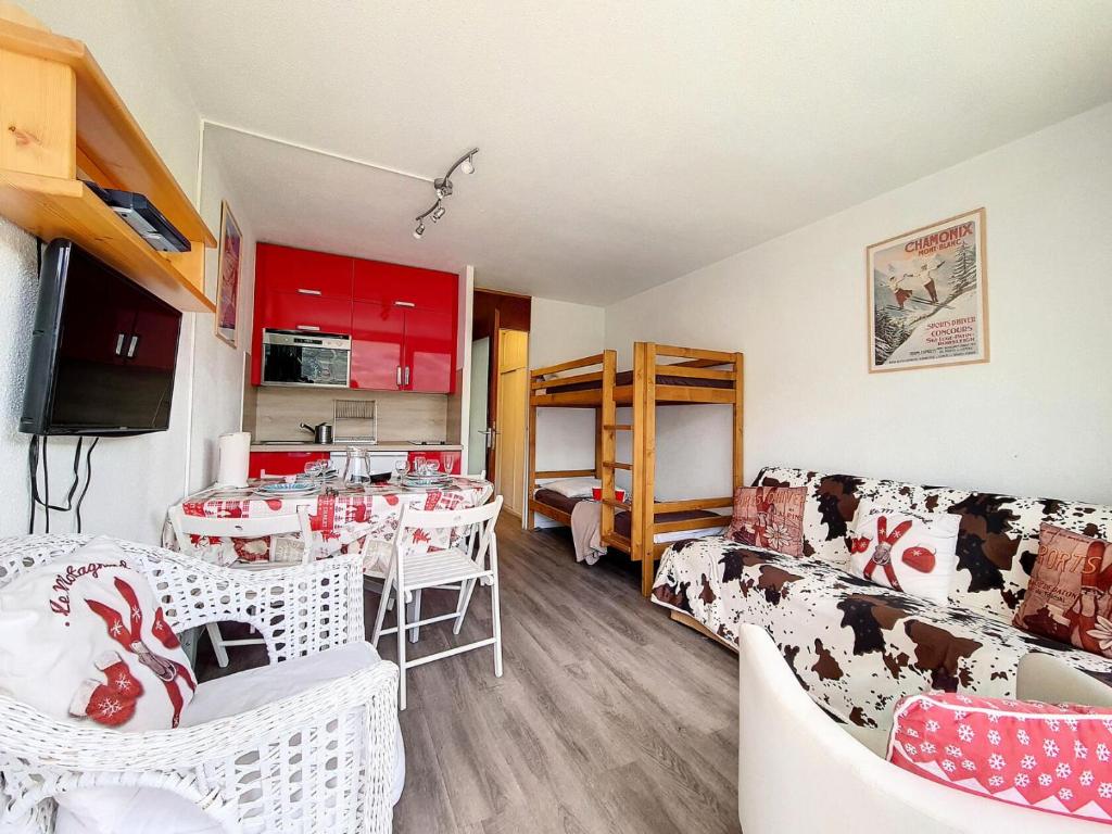 une cuisine et un salon avec une table et des chaises dans l'établissement Résidence Tougnette - Studio rénové lumineux · Départ et retour skis aux pieds · Balcon MAE-2724, aux Menuires