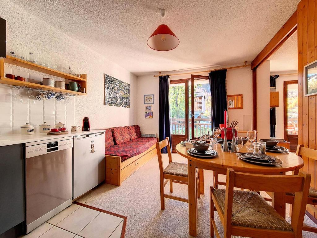 une cuisine et un salon avec une table, une cuisine et une salle à manger dans l'établissement Résidence Murgers - Appartement lumineux · A proximité des pistes · Balcon MAE-2934, à Saint-Martin-de-Belleville