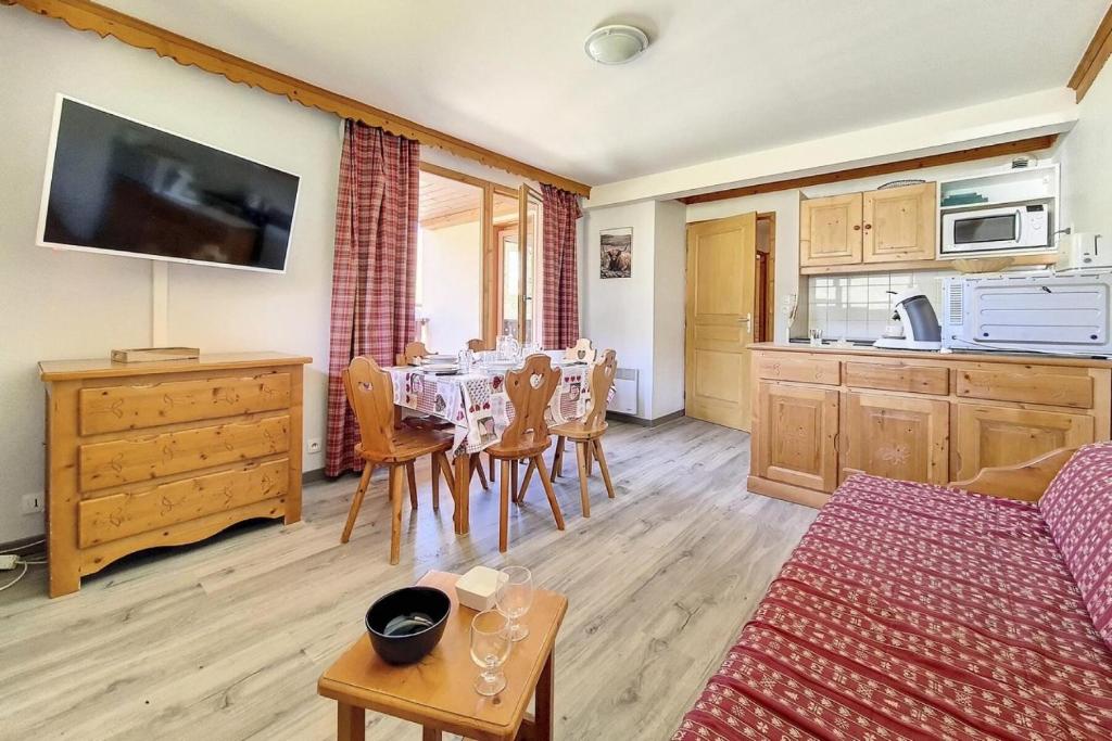 un salon avec une table et une cuisine dans l'établissement Résidence Valmonts A - Appartement spacieux · Au pieds des pistes · Balcon MAE-2964, aux Bruyères