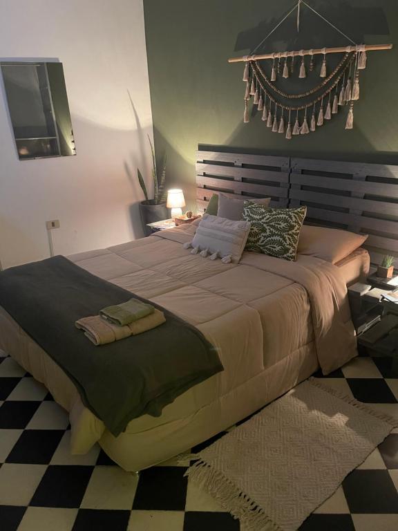 Postel nebo postele na pokoji v ubytování Downtown Room