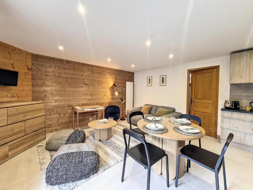 un salon avec un canapé, une table et des chaises dans l'établissement Résidence Balcons De Tougnette - Appartement spacieux & lumineux · Proche des pistes · Balcon MAE-3284, à Saint-Martin-de-Belleville