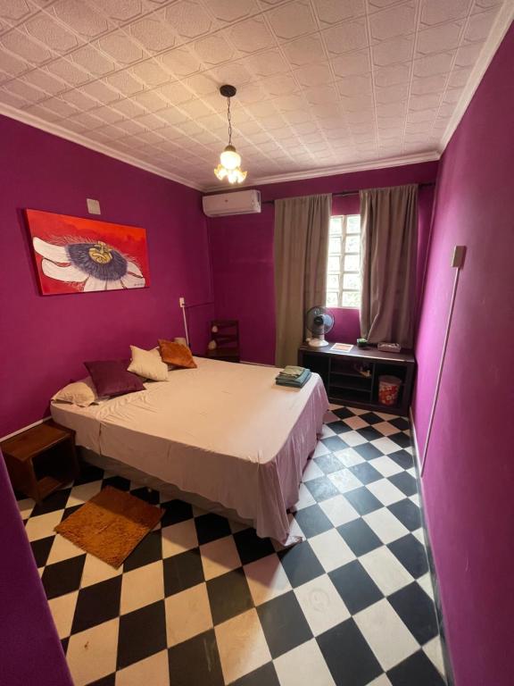 Postel nebo postele na pokoji v ubytování Downtown Room
