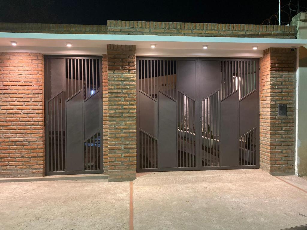Un par de puertas de vidrio en un edificio de ladrillo. en Departamentos Ohana, en San Ramón de la Nueva Orán