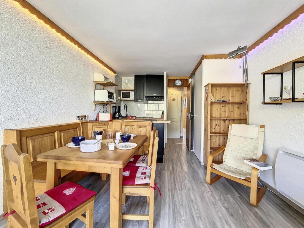 une petite cuisine et salle à manger avec une table et des chaises dans l'établissement Résidence Tougnette - Appartement lumineux · Pied des pistes · Vue exceptionnelle MAE-0804, aux Menuires