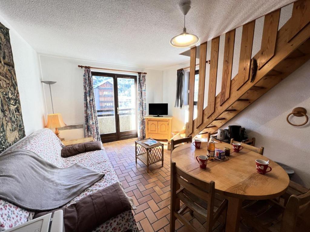 un salon avec un canapé et une table dans l'établissement Résidence Gardiole 1 - Appartement · Proche des pistes · Vue montagne MAE-3761, au Monêtier-les-Bains