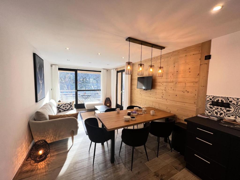 un salon avec une table et un canapé dans l'établissement Résidence Jardin Alpin Benoite - Appartement · Chaleureux · Accès direct aux pistes · Vue montagne MAE-3771, à La Salle Les Alpes