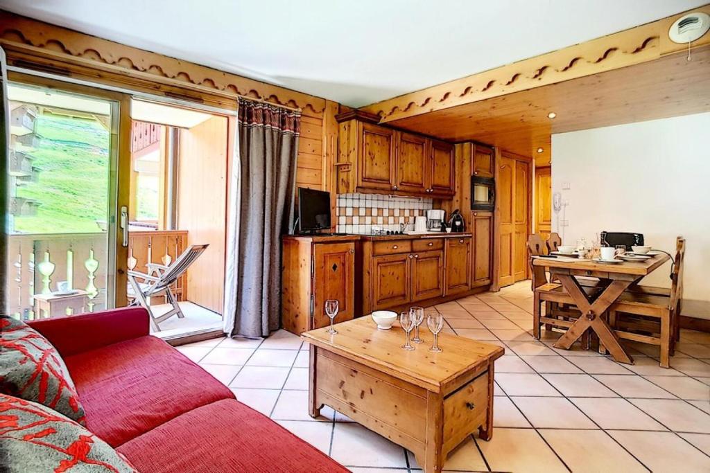 un salon avec un canapé et une table dans l'établissement Résidence Alpages De Reberty - Appartement spacieux et lumineux · Proche des pistes · Balcon · Piscine · Parking couvert MAE-7011, aux Menuires