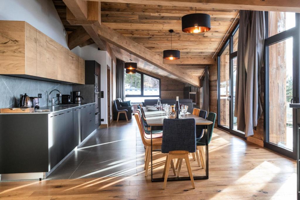 une cuisine et une salle à manger avec une table et des chaises dans l'établissement Résidence OrÉe Du Bois - APPARTEMENT N°6 L'OREE DU BOIS MAE-9671, à Montvalezan