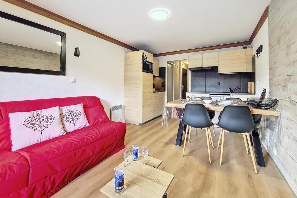 un salon avec un canapé rouge et une table dans l'établissement Résidence Valmonts A - Appartement agréable · Balcon sud · Pied des pistes MAE-6511, aux Bruyères