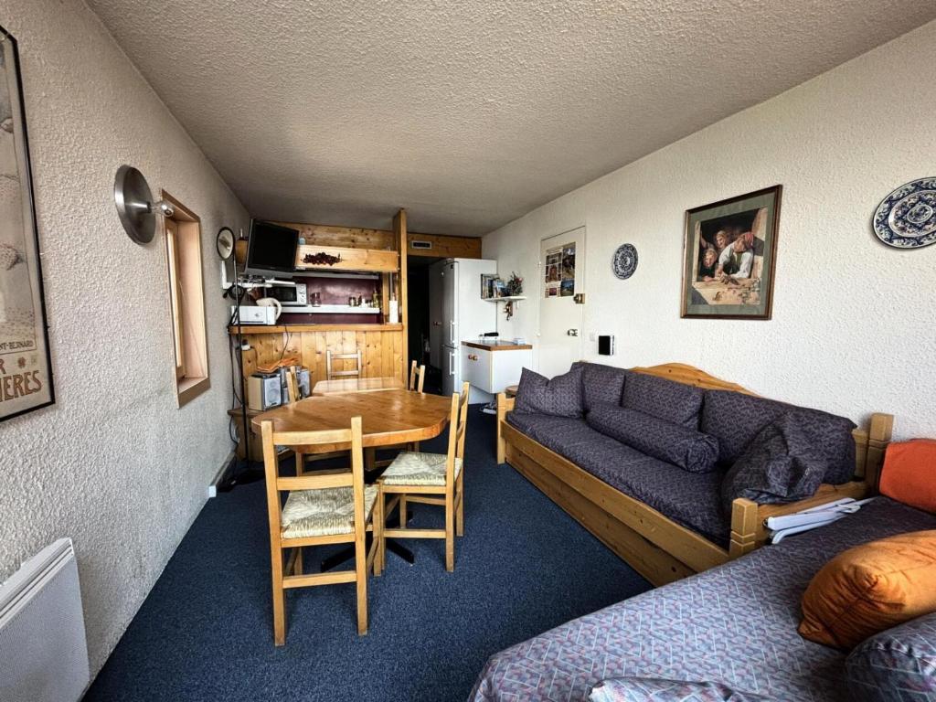 un salon avec un canapé et une table dans l'établissement Résidence Pierra Menta - Deux pièces cabine 6 personnes Pierra Menta MAE-7521, à Arc 1800