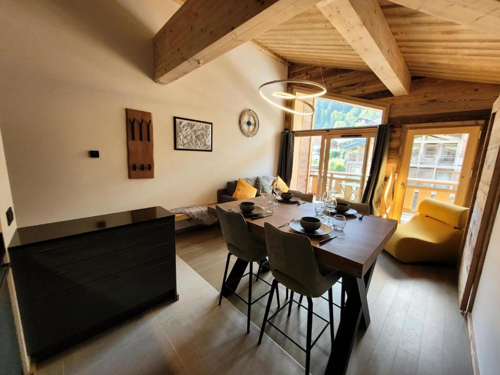 une cuisine et une salle à manger avec une table et des chaises dans l'établissement Résidence Le Confidentiel - Bel appartement 4 personnes au centre du village MAE-2391, aux Gets