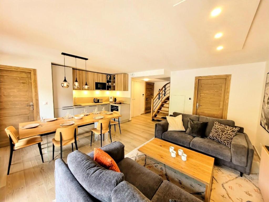 un salon avec un canapé et une table dans l'établissement Résidence Carmine Lodge - Très bel appartement en duplex, 3 chambres + cabine MAE-2491, aux Gets