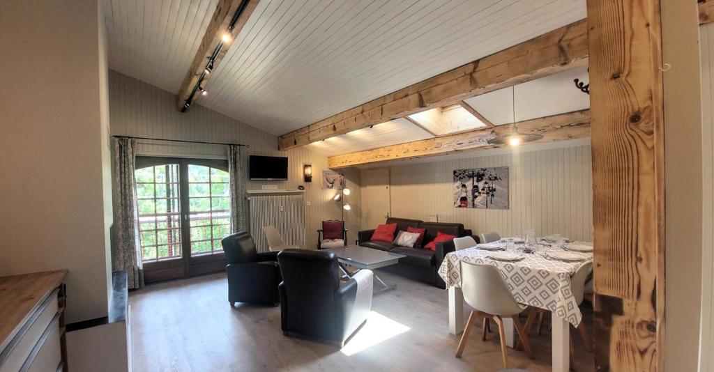 un salon avec une table et un canapé dans l'établissement Résidence Helios - Appartement de belle capacité, au calme, proximité centre MAE-2521, aux Gets