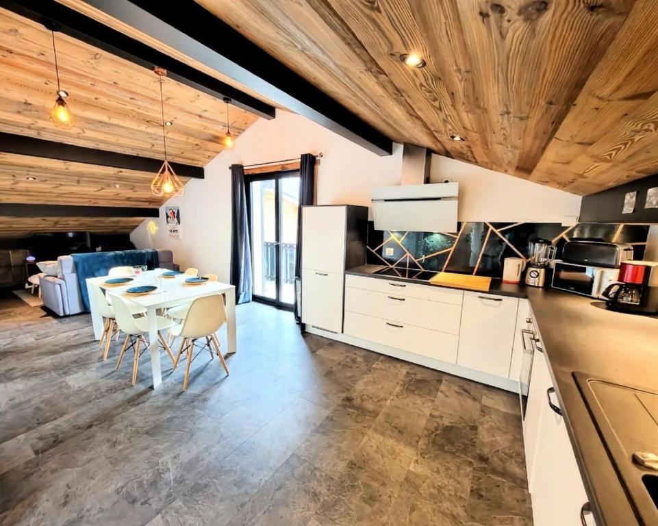 une cuisine et une salle à manger avec une table et des chaises dans l'établissement Résidence Le Shangri La - Appartement lumineux pour 6 personnes MAE-2581, aux Gets