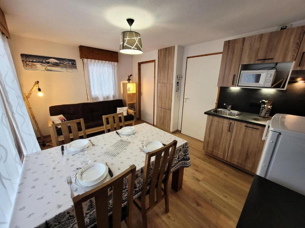 une cuisine et une salle à manger avec une table et des chaises dans l'établissement Résidence Chanteneige - Appartement 4 personnes proche du centre MAE-2611, aux Gets