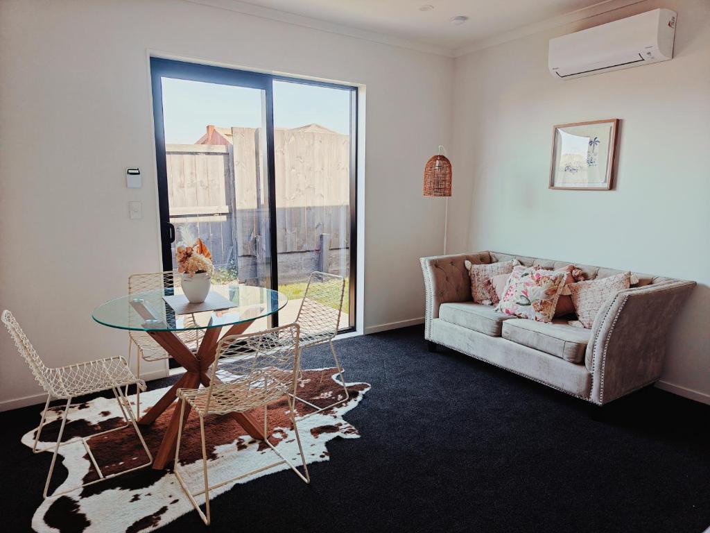 Contemporary New 2-Bedroom Home - Resim 1