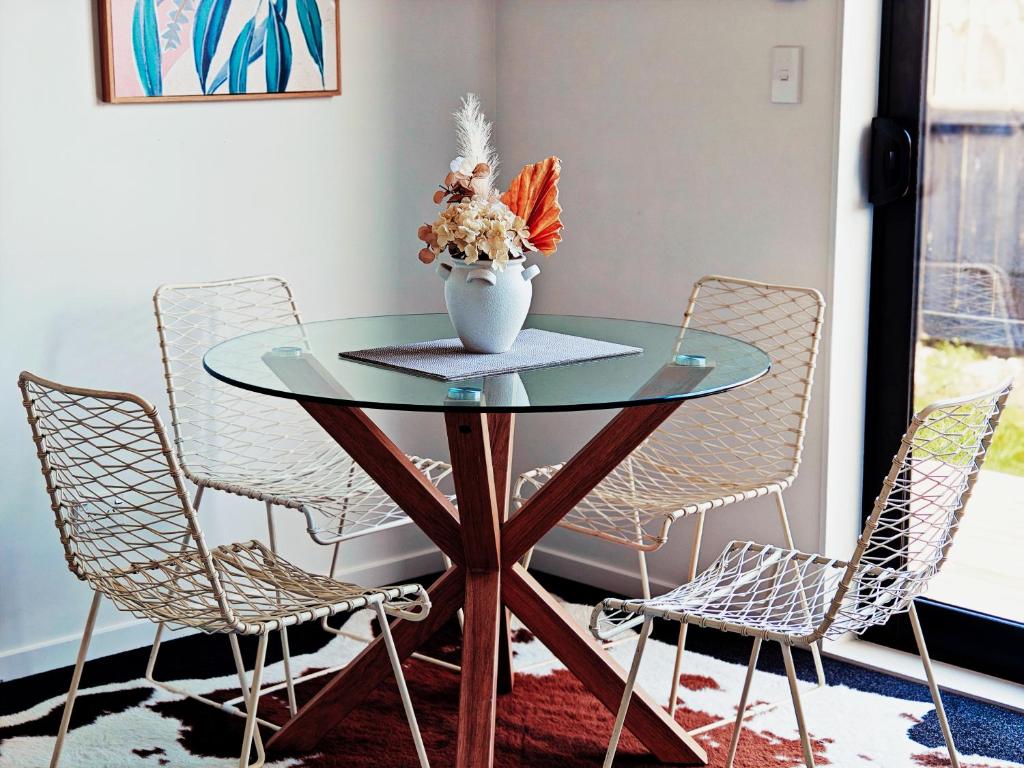 Contemporary New 2-Bedroom Home - Resim 17