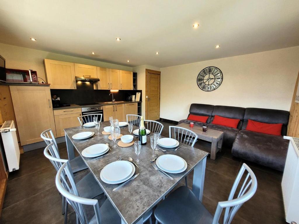 un salon avec une table et un canapé dans l'établissement Résidence Beau Sejour - Bel appartement rénové, spacieux, lumineux, balcon exposé Sud Ouest MAE-7381, aux Gets